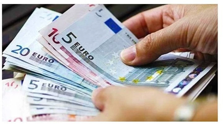 Όλο και λιγότεροι Έλληνες πληρώνουν περισσότερους φόρους – Τι δείχνει μελέτη